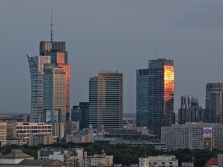 widok na centrum Warszawy, zbliżenie na wieżowce i drapacze chmur, widok z drona © Arkadiusz