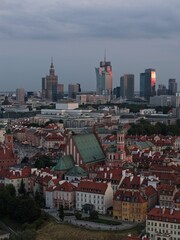 Widok z drona na centrum Warszawy, wieżowce, na przodzie widać stare miasto z pięknymi starymi budynkami  ceramicznymi dachami  © Arkadiusz