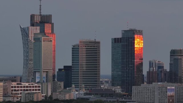 widok na centrum Warszawy, zbliżenie na wieżowce i drapacze chmur, widok z drona