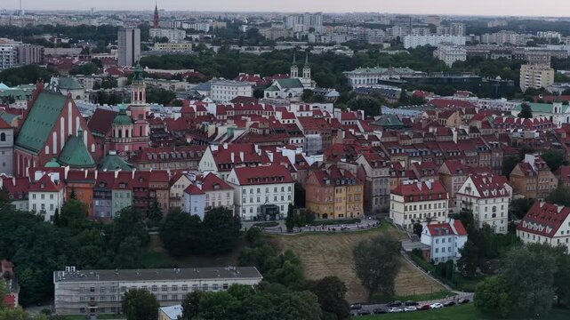 zbliżenie na budynki na starym mieście w Warszawie, widok z drona