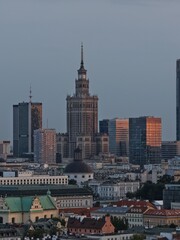 widok na centrum Warszawy, zbliżenie na wieżowce i drapacze chmur, widok z drona © Arkadiusz