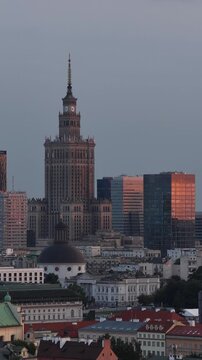 widok na centrum Warszawy, zbliżenie na wieżowce i drapacze chmur, widok z drona