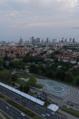 Widok z drona na centrum Warszawy, wieżowce, na przodzie widać stare miasto z pięknymi starymi budynkami  ceramicznymi dachami  © Arkadiusz