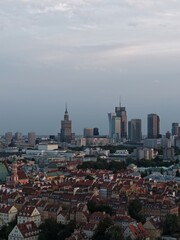 Widok z drona na centrum Warszawy, wieżowce, na przodzie widać stare miasto z pięknymi starymi budynkami  ceramicznymi dachami  © Arkadiusz