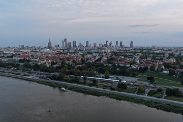 Widok z drona na centrum Warszawy, wieżowce, na przodzie widać stare miasto z pięknymi starymi budynkami  ceramicznymi dachami  © Arkadiusz