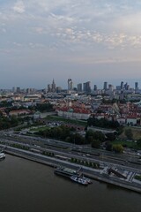 Widok z drona na centrum Warszawy, wieżowce, na przodzie widać stare miasto z pięknymi starymi budynkami  ceramicznymi dachami  © Arkadiusz