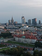 Widok z drona na centrum Warszawy, wieżowce, na przodzie widać stare miasto z pięknymi starymi budynkami  ceramicznymi dachami  © Arkadiusz