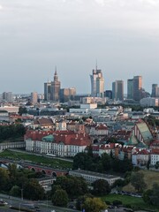 Widok z drona na centrum Warszawy, wieżowce, na przodzie widać stare miasto z pięknymi starymi budynkami  ceramicznymi dachami  © Arkadiusz