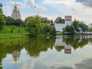 Naklejka premium Summer day at the monastery pond