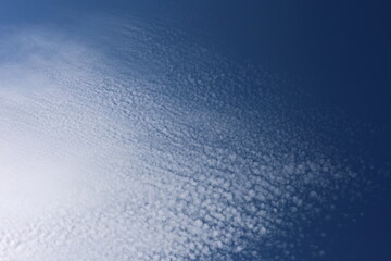 Kleine Schäfchenwolken am Sommerhimmel