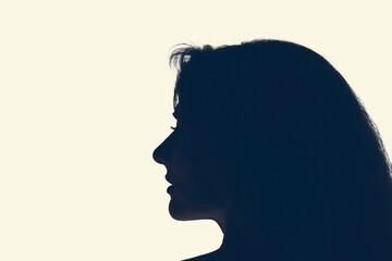 Perfil de mujer joven y hermosa aislado sobre fondo neutro. Espacio para publicidad. Concepto...