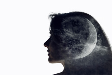 Silueta y perfil de mujer hermosa con luna y galaxias en la cabeza y fondo blanco. Concepto...