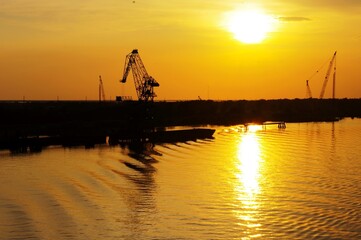 Obraz premium cranes at sunset