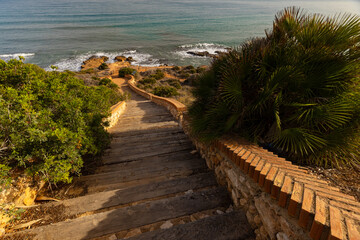 Krajobraz w popołudnowych promieniach ciepłego słońca na Cabo Roig (Orihuela Costa) w prowincji Alicante, Costa Blanca, Hiszpania © anettastar