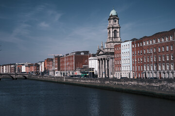 Naklejka premium Riverside Serenity in Urban Landscape