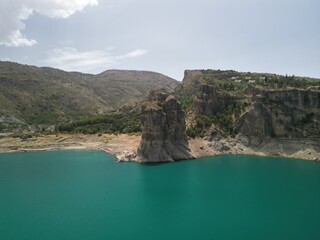 defaultDrone sobre el Embalse de Canales, reflejos y montañas de Andalucía