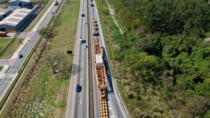 Transito com varios carros e caminhoes na dutra em movimento intenso, com fundo desfocado e imagem...