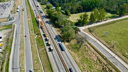 Transito com varios carros e caminhoes na dutra em movimento intenso, com fundo desfocado e imagem aerea.