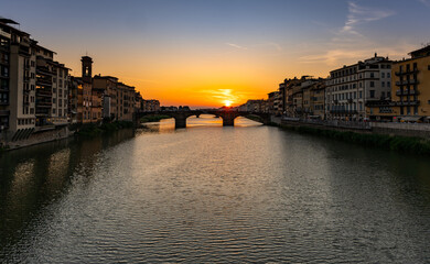 Obraz premium Sunset over Ponte Santa Trinita and the Arno River in Florence, Italy