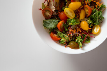 Insalata mista in terrina bianca