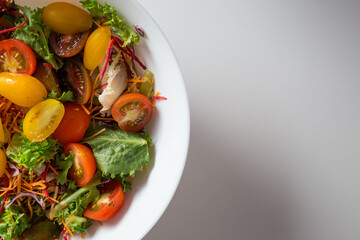 Insalata mista in terrina bianca