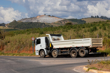 Caminhão caçamba para retirada de extração de pedras em mineração © Fagner Martins