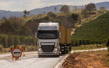 Caminhão bi trem carregado com dois containers, viajando por rodovias do Brasil