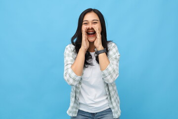Young asian woman smiling, wearing casual clothes, shouting sharing hot news about sale discount...
