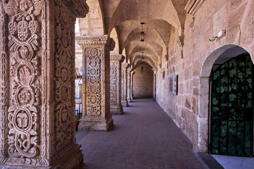 The Claustros de la Compañía showcase elegant colonial architecture carved from white volcanic sillar. Once part of a Jesuit complex, these arcaded courtyards now blend history, art, and daily life.