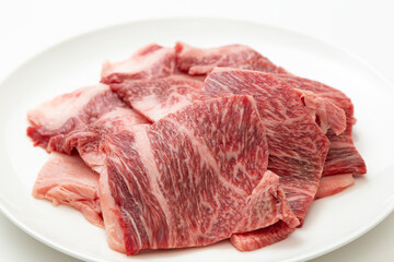 白皿に盛られた牛肉　白バック