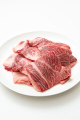 皿に乗った牛肉　白バック
