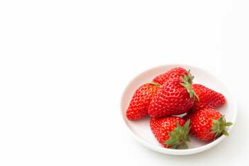 皿の上のいちご　白バック