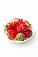 皿に盛られた苺　白バック