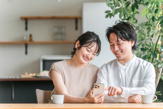 家でスマホ・スマートフォン・アプリを見る夫婦・カップル・男女
- Powered by Adobe