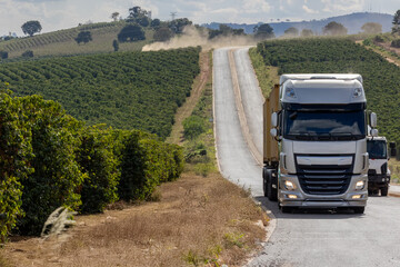 Caminhão bi trem carregado com dois containers, viajando por rodovias do Brasil