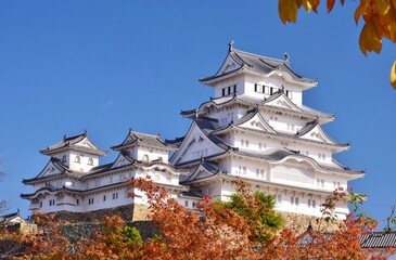 青空に映える国宝 姫路城