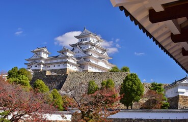 青空に映える国宝 姫路城