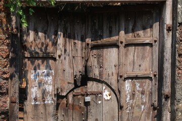 old door and rusted lock in mattancherry street fort kochi