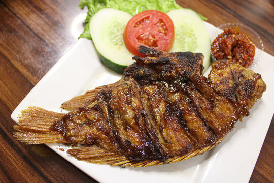 Spicy Indonesian Grilled Fish (Ikan Bakar) with Sambal and Fresh Vegetables