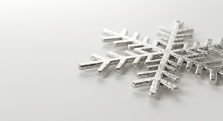 Silberne Schneeflocken leuchten sanft auf weiss. AI Generated