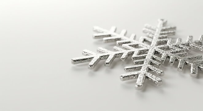 Silberne Schneeflocken leuchten sanft auf weiss. AI Generated