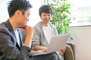 フィナンシャルアドバイザーの話を聞いている日本人男性