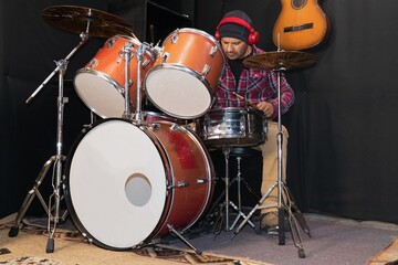 Fototapeta premium Latino musician practices with the drums