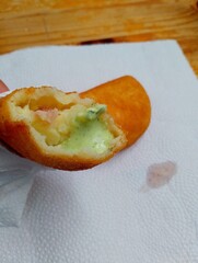 Empanada Venezolana con puré de papas y queso.
