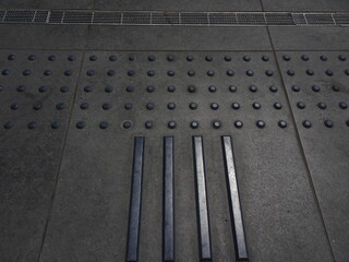 点字ブロックと排水溝のクローズアップ