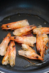 Cooking shrimps head part in the in the frying pan