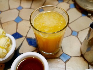 モロッコのホテルの朝食のフレッシュオレンジジュース