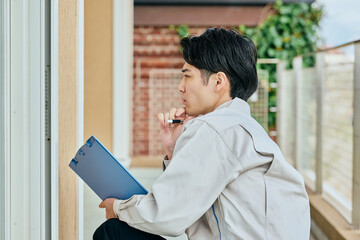 点検、確認を行う男性作業員