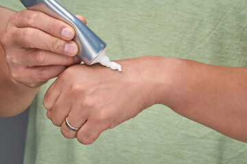 핸드크림바르는 사람