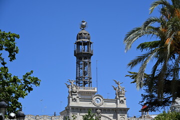 metalowa kopuła motyw orła i globu ziemi z orbitami © Miroslaw